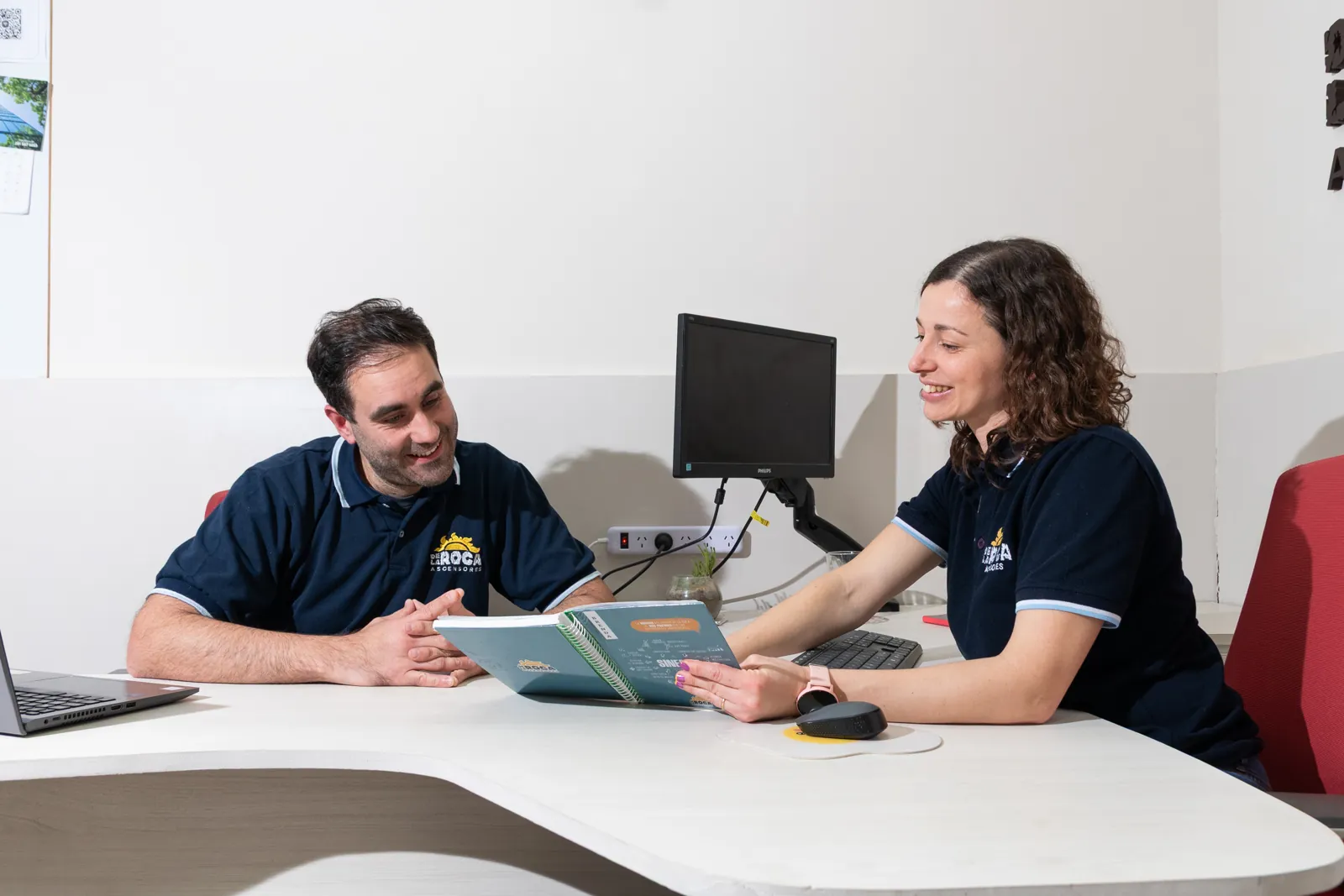 Equipo de De La Roca Ascensores atendiendo en la oficina